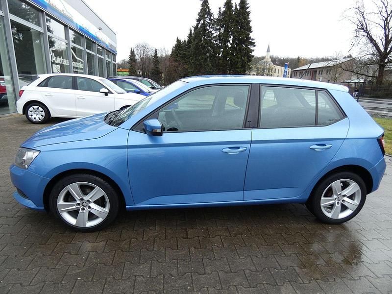 Gebraucht Skoda Fabia Cool Edition 75 PS (55 kW) 2016 Blau Limousine