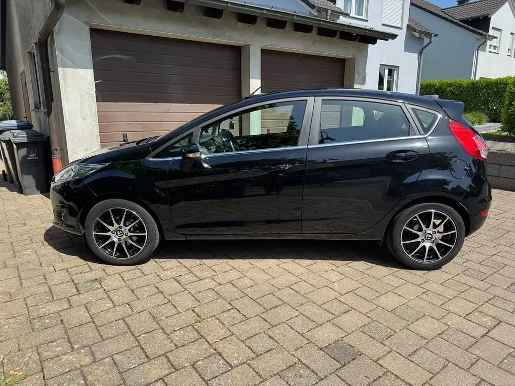 Gebraucht Ford Fiesta Titanium 101 PS (74 kW) 2017 Schwarz Kleinwagen
