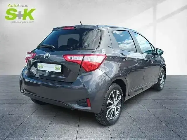 Gebraucht Toyota Yaris Team 112 PS (82 kW) 2020 Grau Limousine