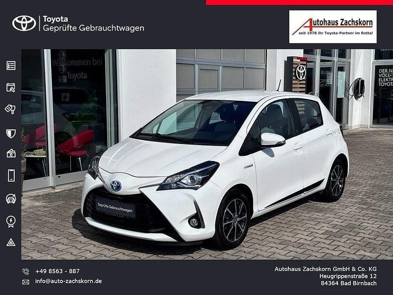 Schneeweiß Gebraucht 2018 Toyota Yaris Hybrid Basis Limousine | 12.490 € (Fairer Preis) - Bild 1/4