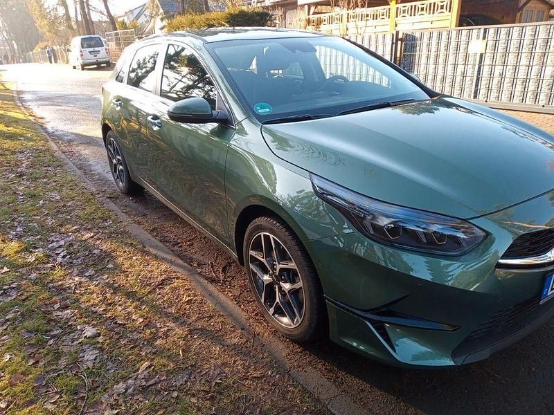 Grün Gebraucht 2023 Kia Ceed Spirit Kleinwagen | 19.999 € (Superpreis) - Bild 1/4