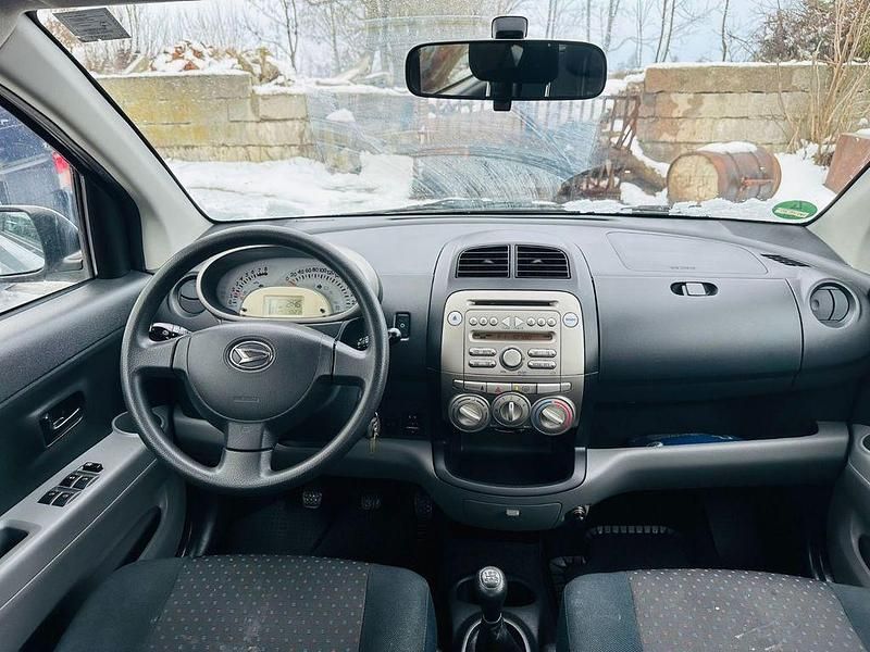 Gebraucht Daihatsu Sirion 69 PS (50 kW) 2010 Silber Kleinwagen