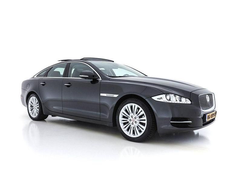 Grau Gebraucht 2015 Jaguar XJ Portfolio Limousine | 11.445 € - Bild 1/4
