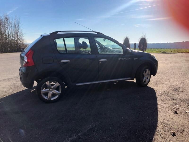 Grau Gebraucht 2010 Dacia Sandero Stepway Kleinwagen | 3.800 € (Fairer Preis) - Bild 1/4