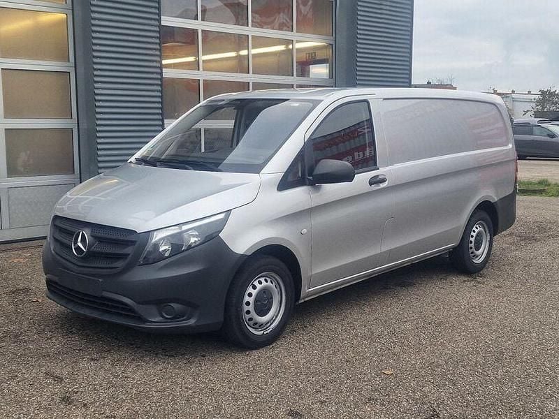 Usado Mercedes Vito 114 HP (83 kW) 2019 Prateado Van