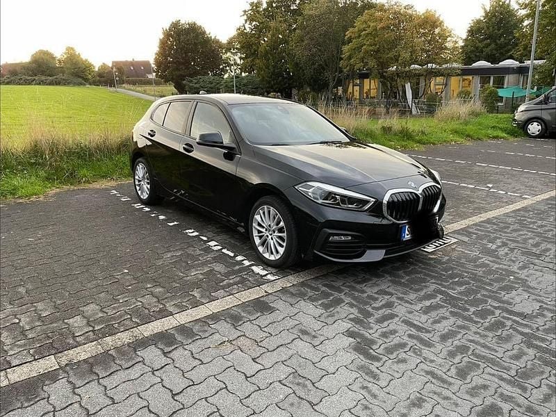 Schwarz Gebraucht 2021 BMW 116 Advantage Kleinwagen | 16.190 € (Guter Preis) - Bild 1/4