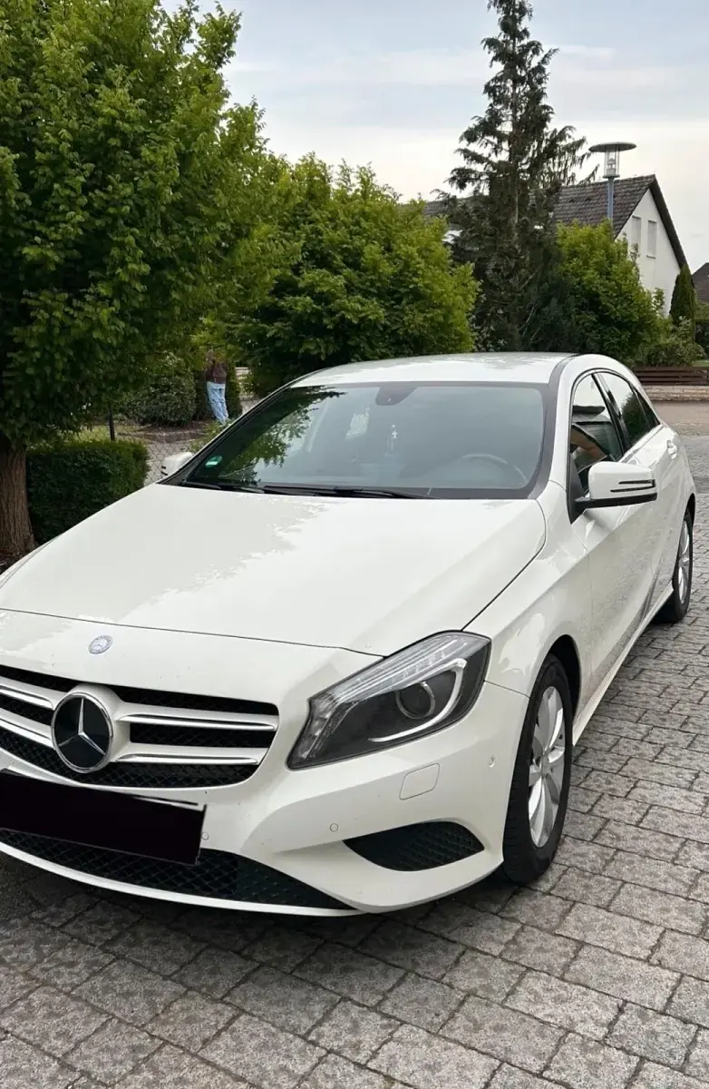 Gebraucht Mercedes A180 Style 122 PS (89 kW) 2014 Weiß Kleinwagen