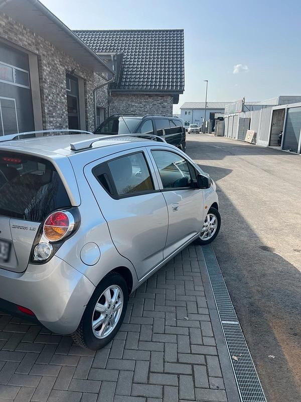 Gebraucht Chevrolet Spark 65 PS (47 kW) 2011 Silber Kleinwagen