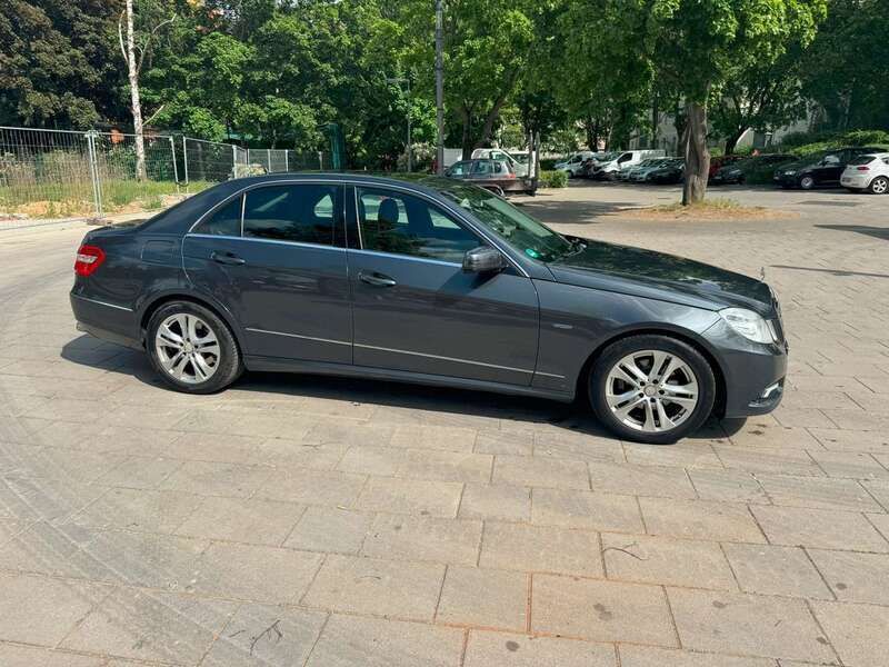 Tenoritgrau metalliclack Gebraucht 2009 Mercedes E350 Avantgarde Limousine | 7.900 € (Superpreis) - Bild 1/4