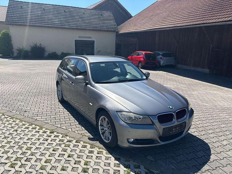 Grau Gebraucht 2012 BMW 320 Comfort Edition Kombi | 8.900 € (Superpreis) - Bild 1/4