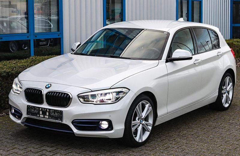 Mineralweiss metallic Gebraucht 2016 BMW 120 Sport Line Kleinwagen | 18.790 € (Fairer Preis) - Bild 1/4