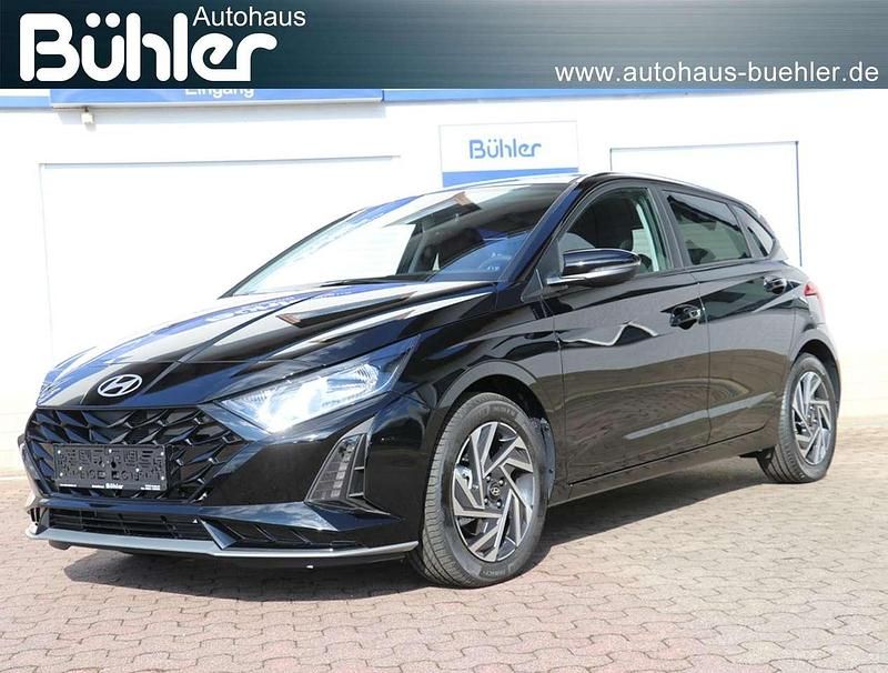Neu Hyundai i20 Blackline 90 PS (66 kW) 2025 Phantom black mineraleffekt Kleinwagen