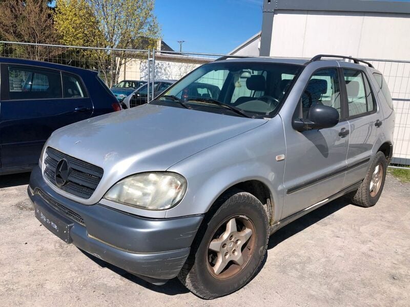 Silber Gebraucht 2001 Mercedes ML270 SUV | 1.988 € - Bild 1/4