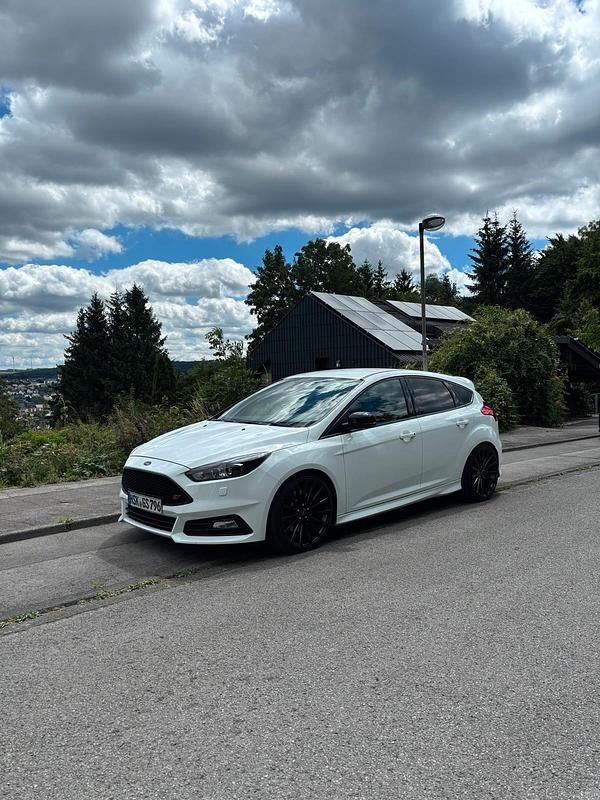Weiß Gebraucht 2015 Ford Focus ST Limousine | 10.900 € (Fairer Preis) - Bild 1/4