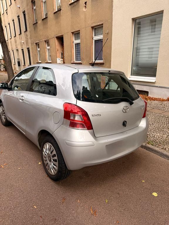 Gebraucht Toyota Yaris Cool 69 PS (50 kW) 2011 Silber Limousine