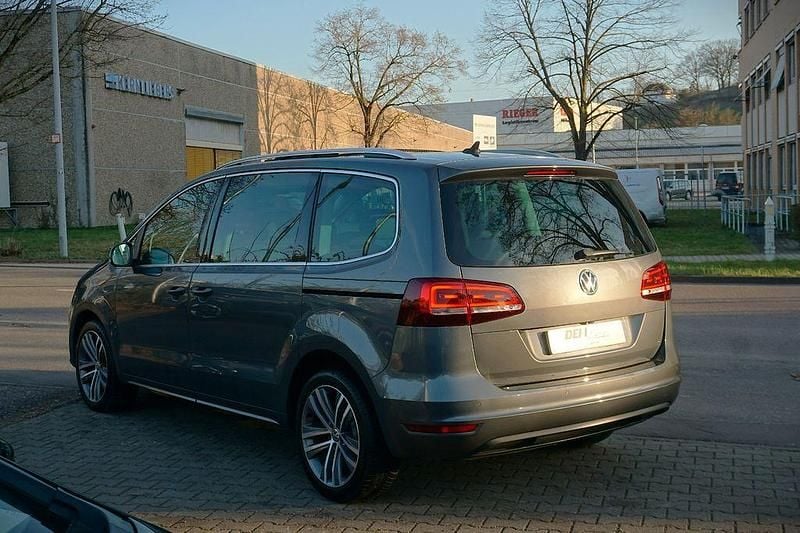 Gebraucht VW Sharan Highline 177 PS (130 kW) 2020 Grau Van / Kleinbus