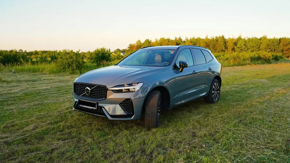 Gebraucht Volvo XC60 Plus 197 PS (144 kW) 2023 Grau SUV