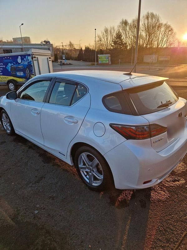 Gebraucht Lexus CT200h 136 PS (100 kW) 2011 Weiß Kleinwagen