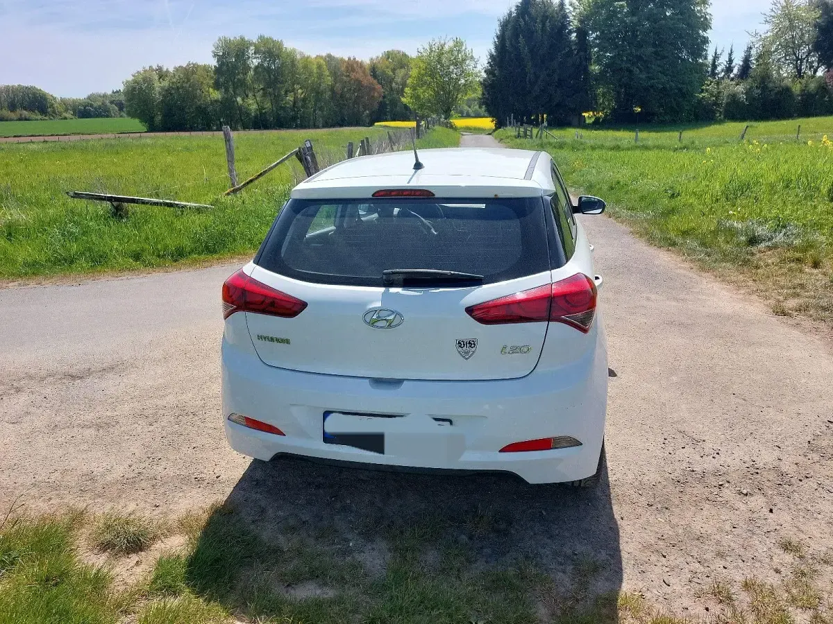 Gebraucht Hyundai i20 75 PS (55 kW) 2015 Weiß Kleinwagen