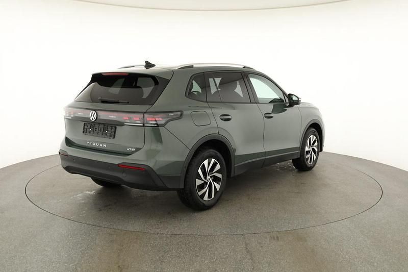 Neu VW Tiguan Life 2026 Cipressino grün metallic SUV