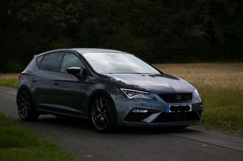 Grau Gebraucht 2018 Seat Leon FR Limousine | 15.900 € (Fairer Preis) - Bild 1/4