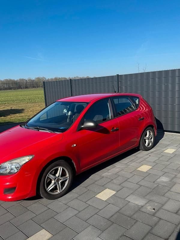 Gebraucht Hyundai i30 116 PS (85 kW) 2009 Rot Limousine