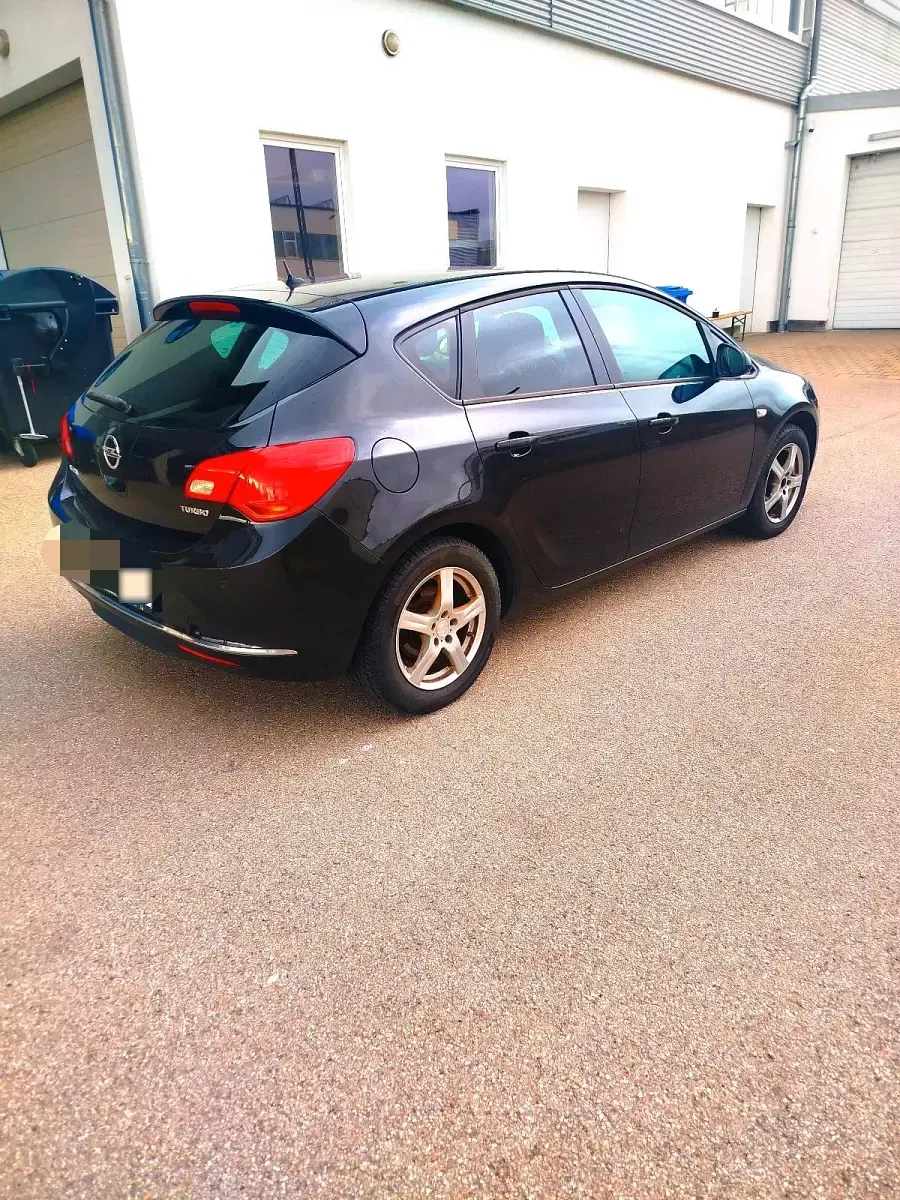 Gebraucht Opel Astra 140 PS (102 kW) 2014 Schwarz Limousine