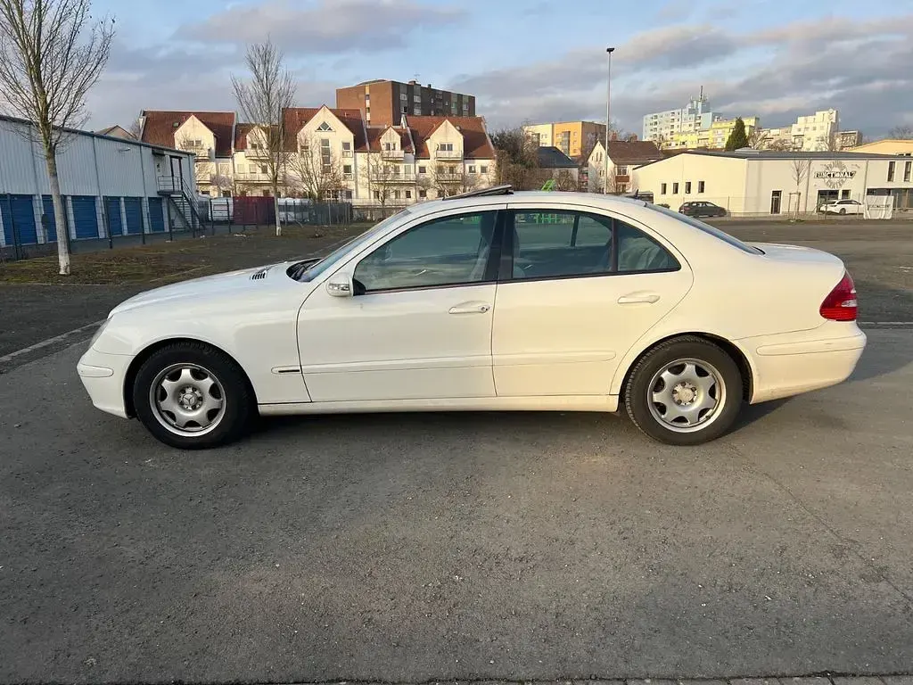 Używany Mercedes E280 177 KM (130 kW) 2005 Biały Sedan/Limuzyna