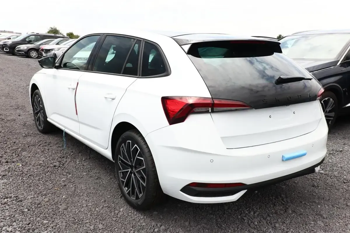Neu Skoda Scala Dynamic 150 PS (110 kW) 2026 Moon white metallic Kleinwagen