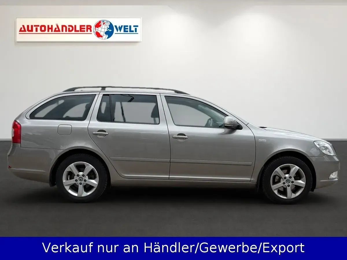 Gebraucht Skoda Octavia 122 PS (89 kW) 2011 Bezova capuccino/capuccino bei Kombi