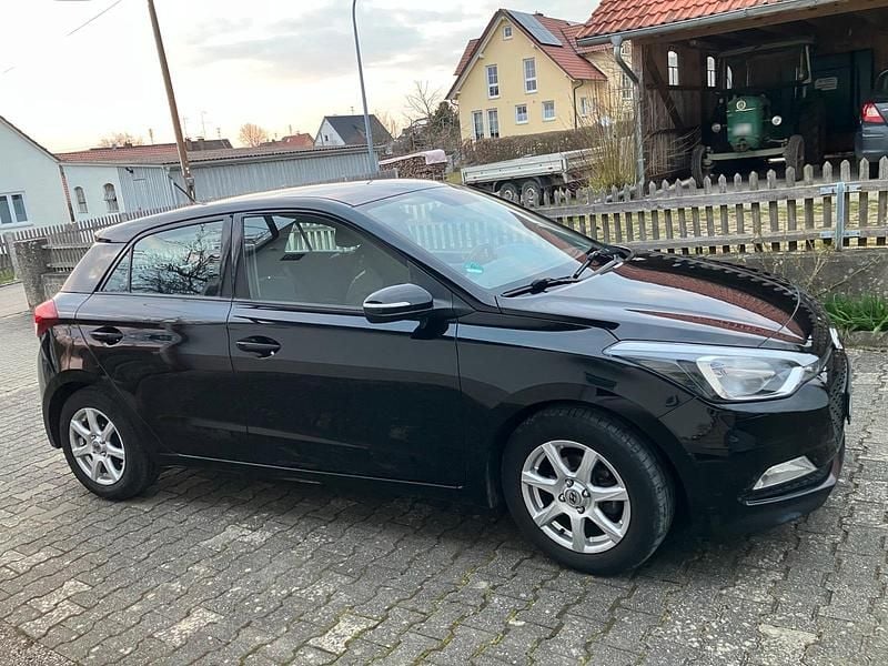 Gebraucht Hyundai i20 75 PS (55 kW) 2017 Schwarz Kleinwagen