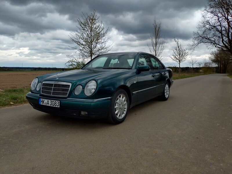 Grün Gebraucht 1996 Mercedes E320 Elegance Limousine | 4.900 € (Superpreis) - Bild 1/4