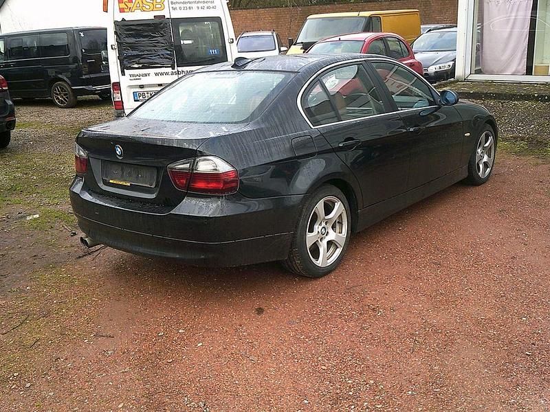 Gebraucht BMW 325 218 PS (160 kW) 2008 Schwarz Limousine