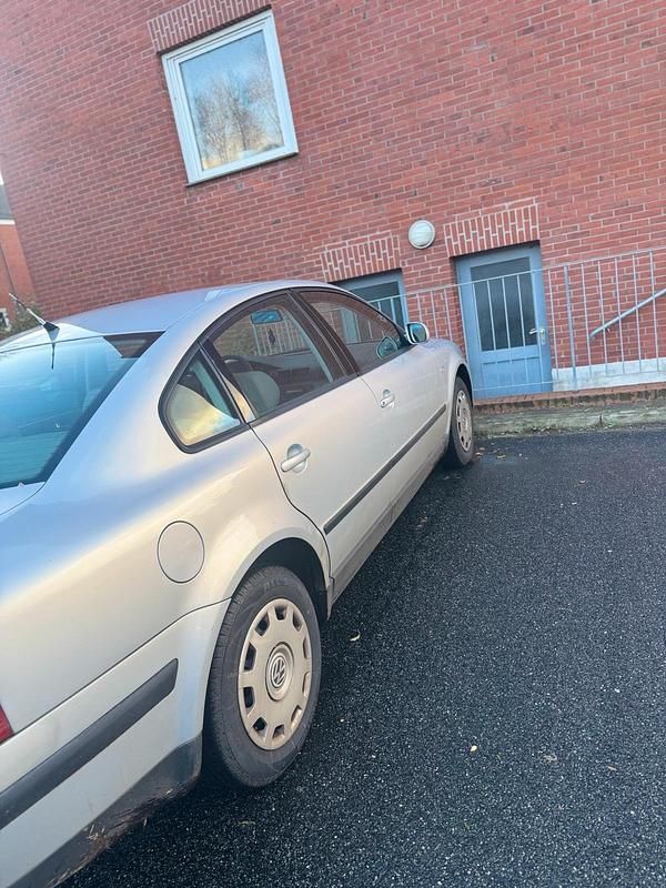 Gebraucht VW Passat 100 PS (73 kW) 1998 Silber Limousine