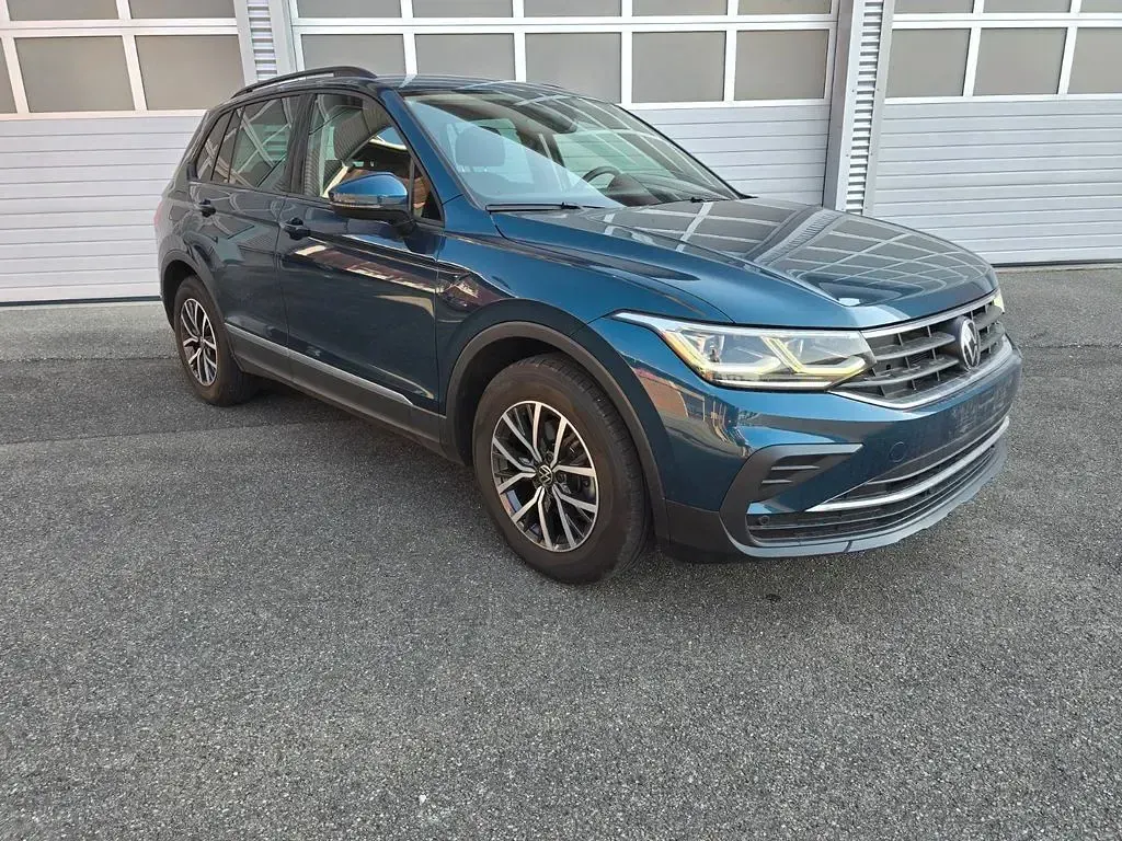 Gebraucht VW Tiguan Life 150 PS (110 kW) 2023 Nightshade blue metallic SUV