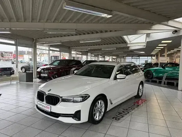 Gebraucht BMW 520 Sport Line 190 PS (139 kW) 2023 Alpinweiss iii Kombi
