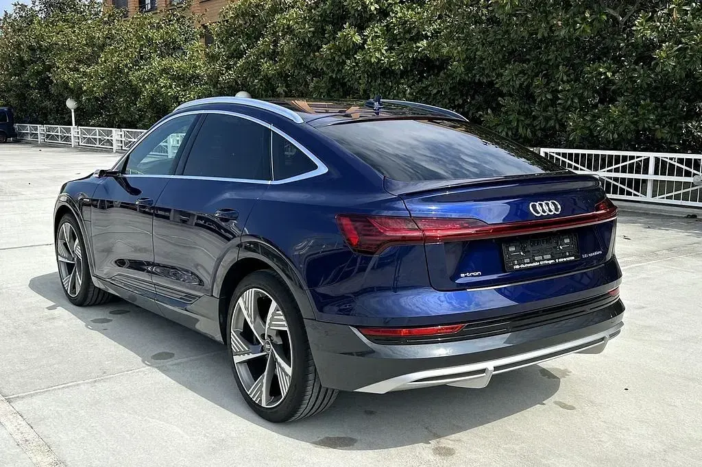 Gebraucht Audi e-tron Sportback Comfort 300 kW (408 PS) 2022 Navarrablau metallic SUV