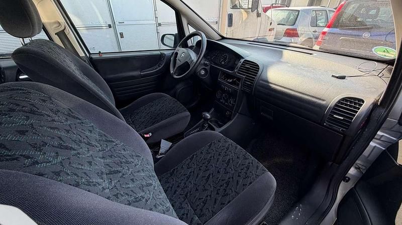 Gebraucht Opel Zafira Basis 125 PS (91 kW) 2002 Grau Van / Kleinbus