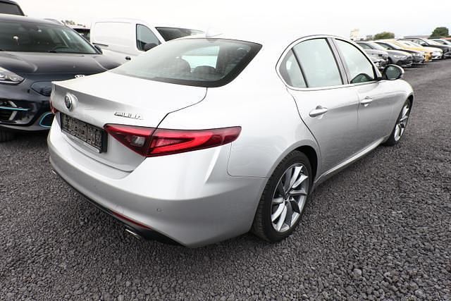 Grigio silverstone metallic grigio silverstone metallic Gebraucht 2020 Alfa Romeo Giulia Ti Limousine | 27.486 € (Etwas zu teuer) - Bild 1/4