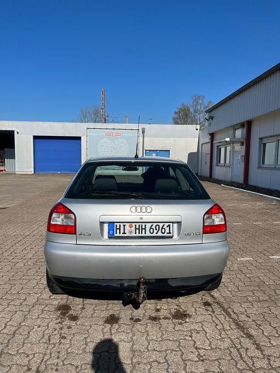 Silber Gebraucht 2002 Audi A3 Ambition Limousine | 900 € (Superpreis) - Bild 1/4
