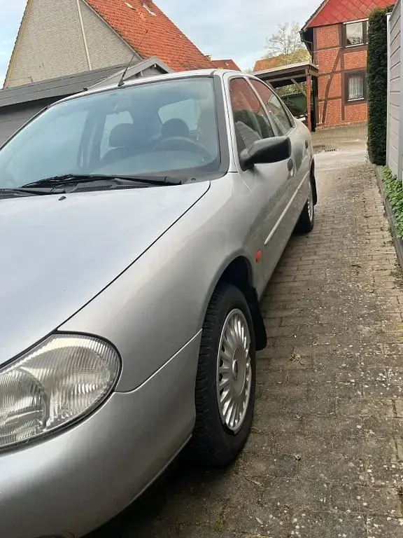 Gebraucht Ford Mondeo 116 PS (85 kW) 1999 Silber Limousine