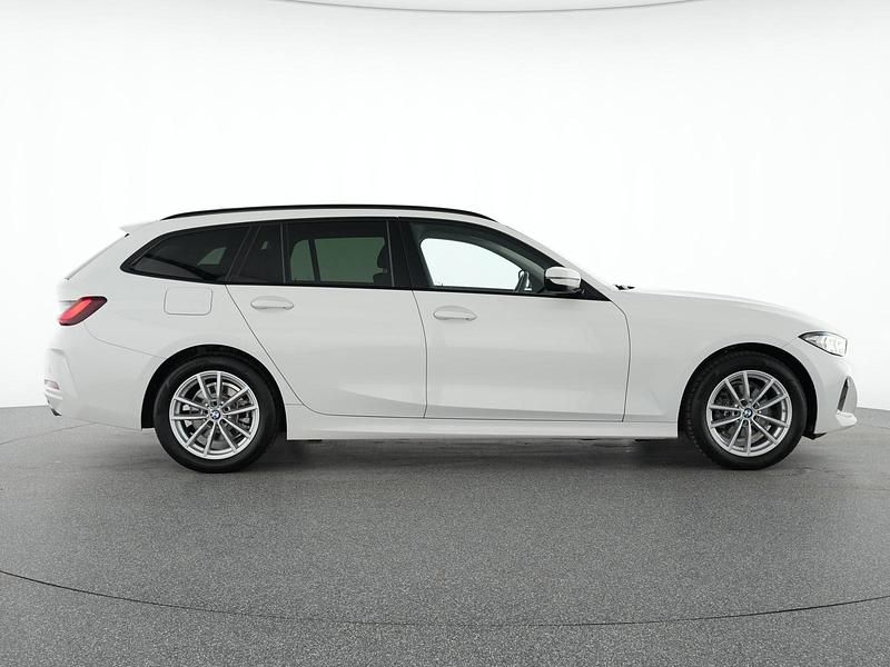 Gebraucht BMW 318 Sport Line 156 PS (114 kW) 2024 Alpinweiss Limousine