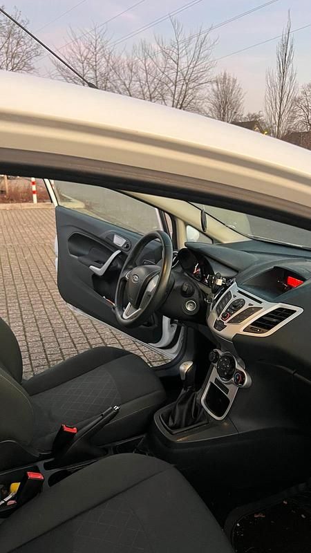 Gebraucht Ford Fiesta Trend 60 PS (44 kW) 2011 Weiß Kleinwagen