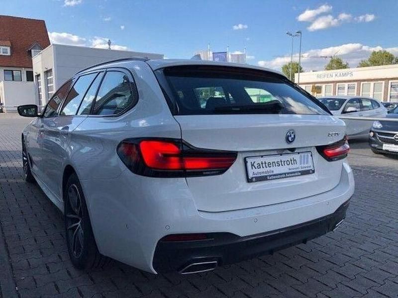 Gebraucht BMW 530e M Sport 292 PS (214 kW) 2022 Alpinweiss Kombi