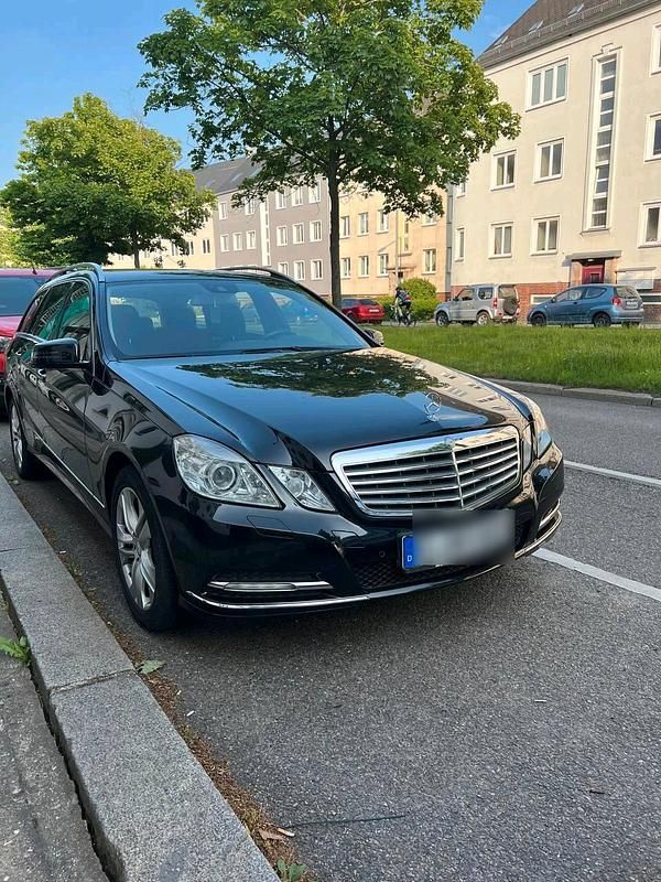 Schwarz Gebraucht 2012 Mercedes E200 Elegance Kombi | 7.700 € (Superpreis) - Bild 1/4