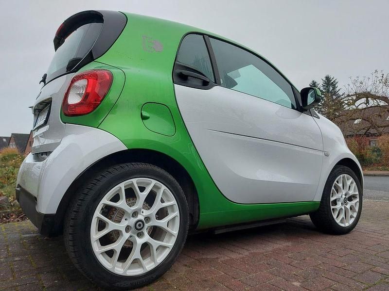 Weiß Gebraucht 2018 Smart ForTwo Electric Drive Coupé | 8.500 € (Fairer Preis) - Bild 1/4