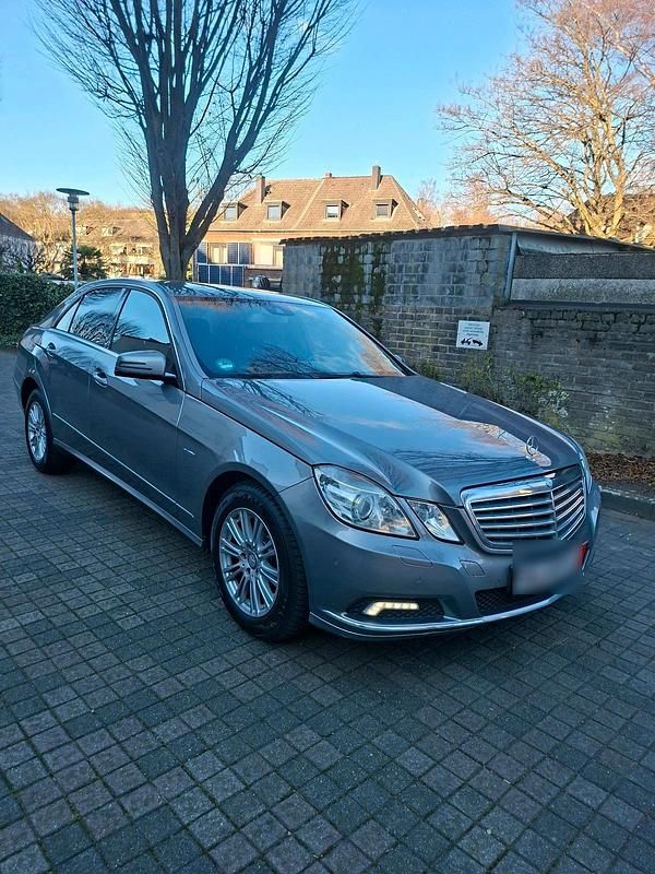Grau Gebraucht 2009 Mercedes E250 Limousine | 8.500 € (Fairer Preis) - Bild 1/4