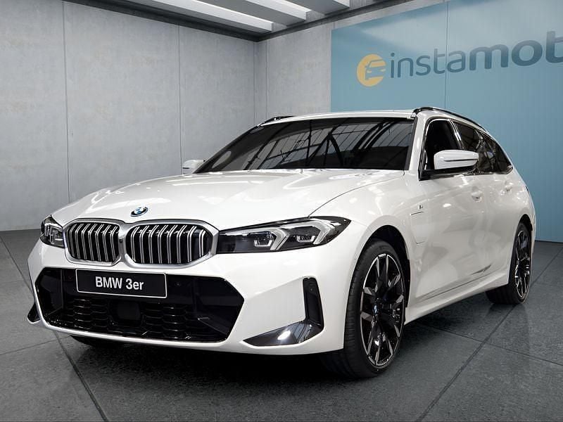 Weiß Gebraucht 2025 BMW 330e Kombi | 62.699 € - Bild 1/4