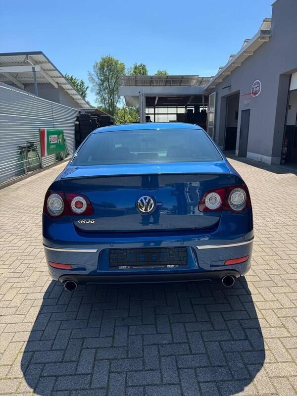 Blau Gebraucht 2009 VW Passat R Limousine | 25.000 € - Bild 1/4
