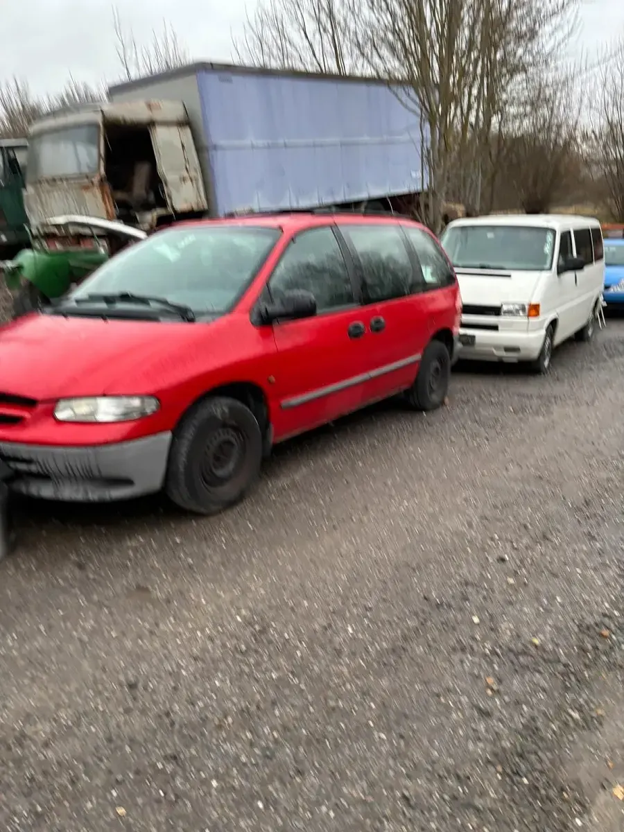 Second-hand Chrysler Voyager 2000 Roșu Monovolum